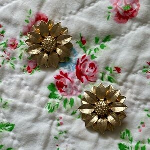 Vintage 1960s Sarah Coventry Gold Daisy Clip-On  Earrings